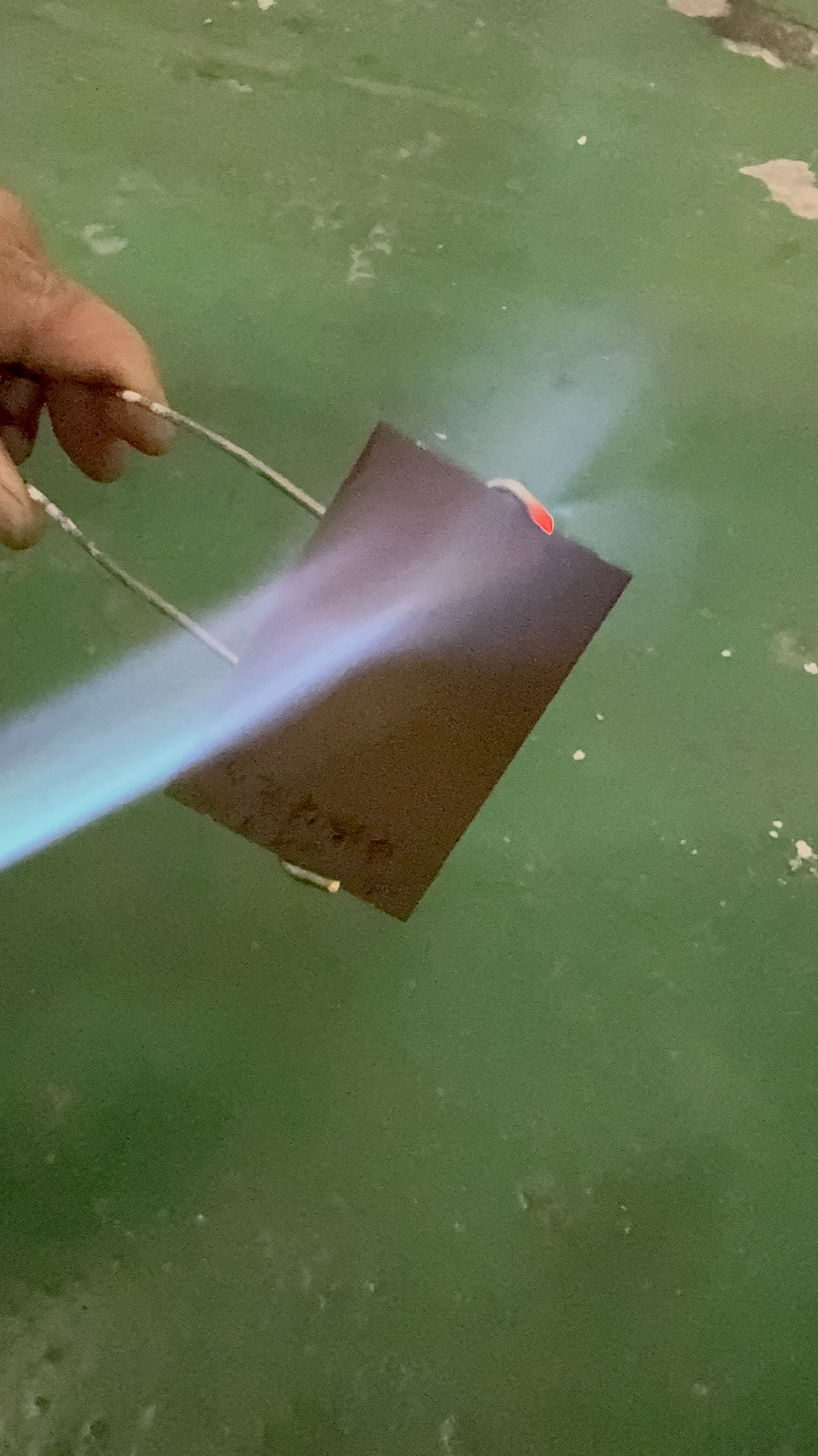 新能源电池壳体革命:复合新材料开启安全高效新时代(图1) 新能源电池壳体革命:复合新材料开启安全高效新时代(图1)